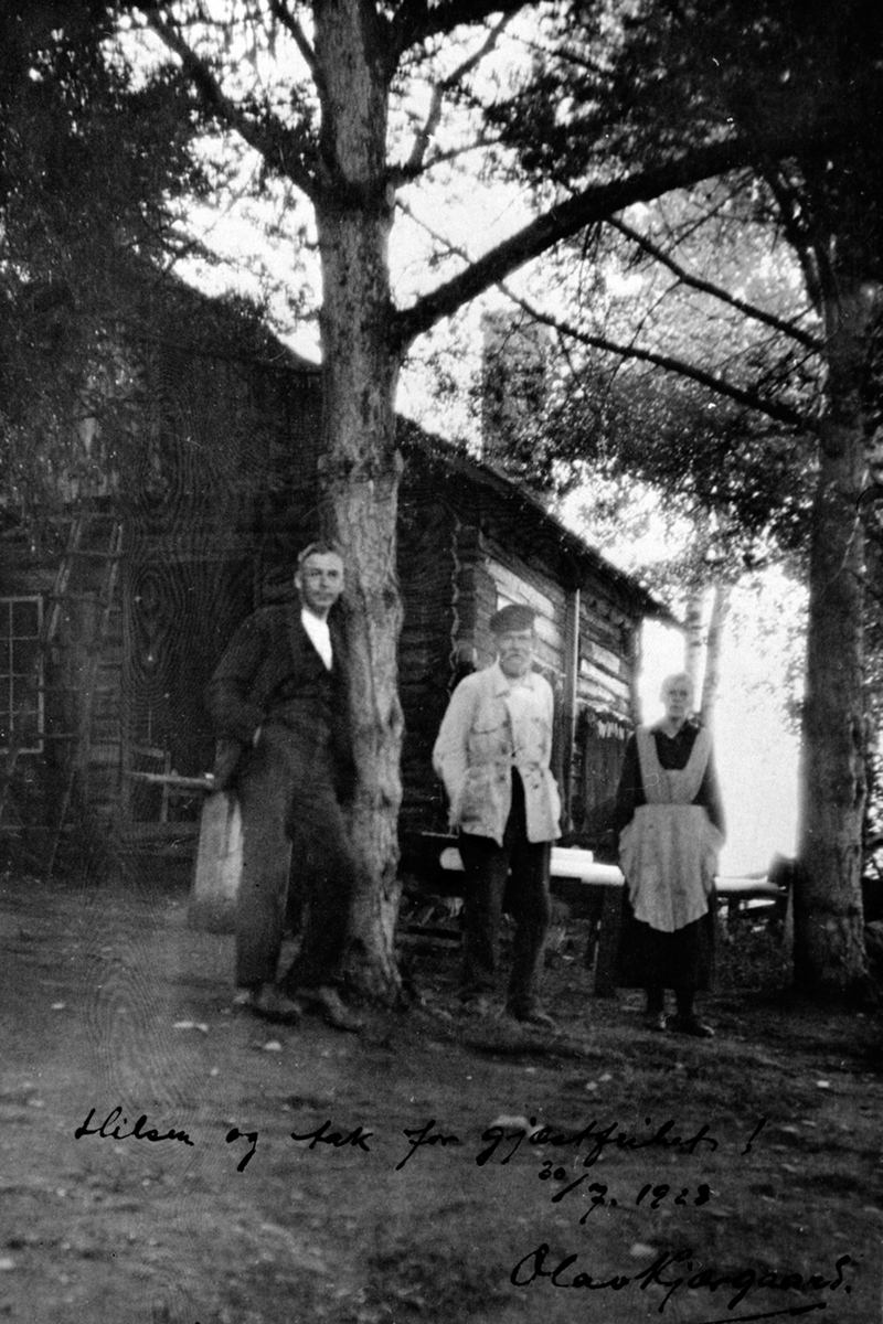 Anno Domkirkeodden, Eksteriør Seilstad, Sandvold, Nes, Hedmark. Fra venstre er Einar Lundstein (1893-1923), Hagbart Lundstein (1861-1956), Borghild Lundstein (1886-1970).