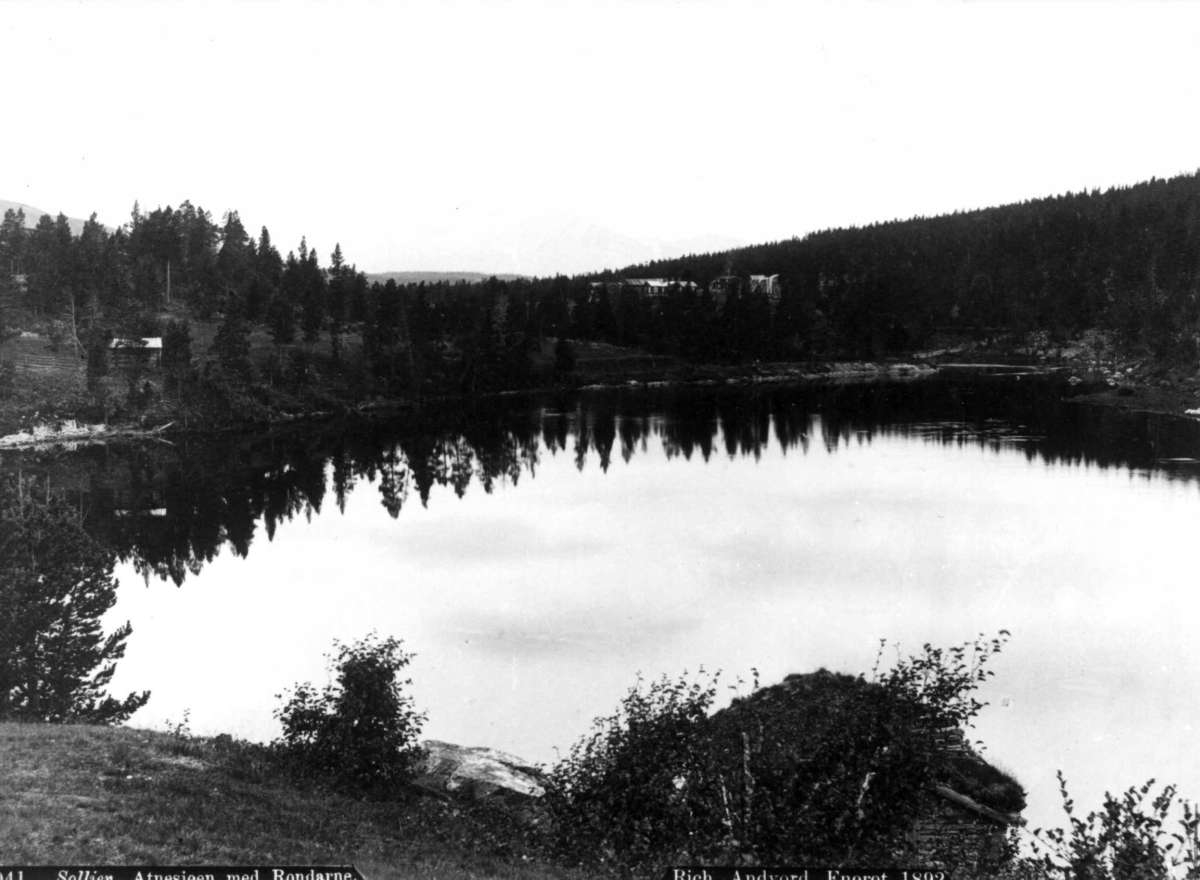 Axel Lindahl, Sollia, Stor-Elvdal, Hedmark. Atnesjøen med Rondarne.