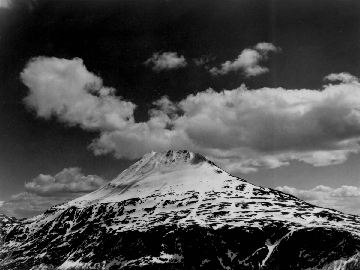 Anders Beer Wilse, Gaustatoppen i Vestfjorddalen. Snødekt fjell.
