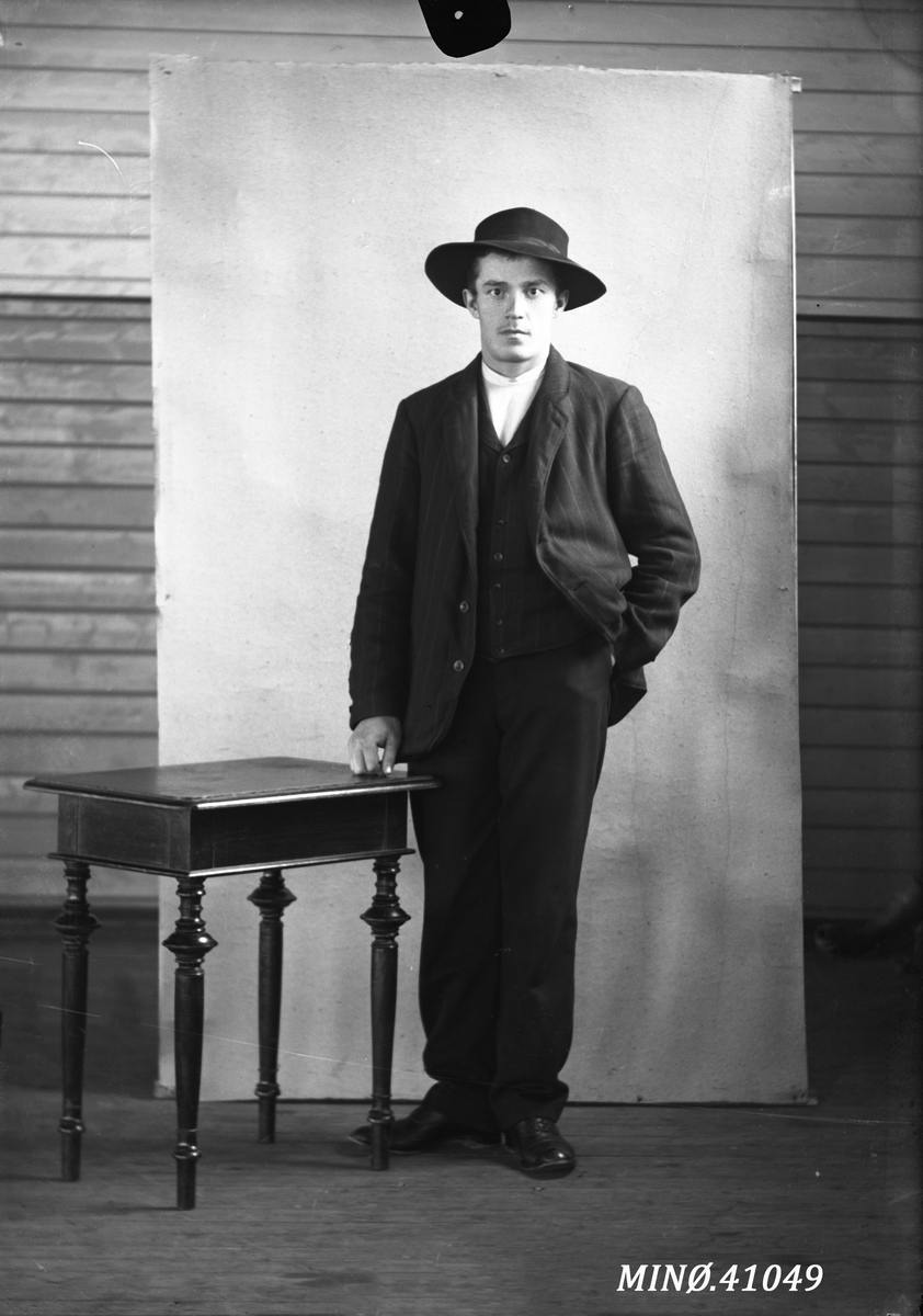 Oscar Holte, Portrett av mann med flott hatt - A.W. Erikson
