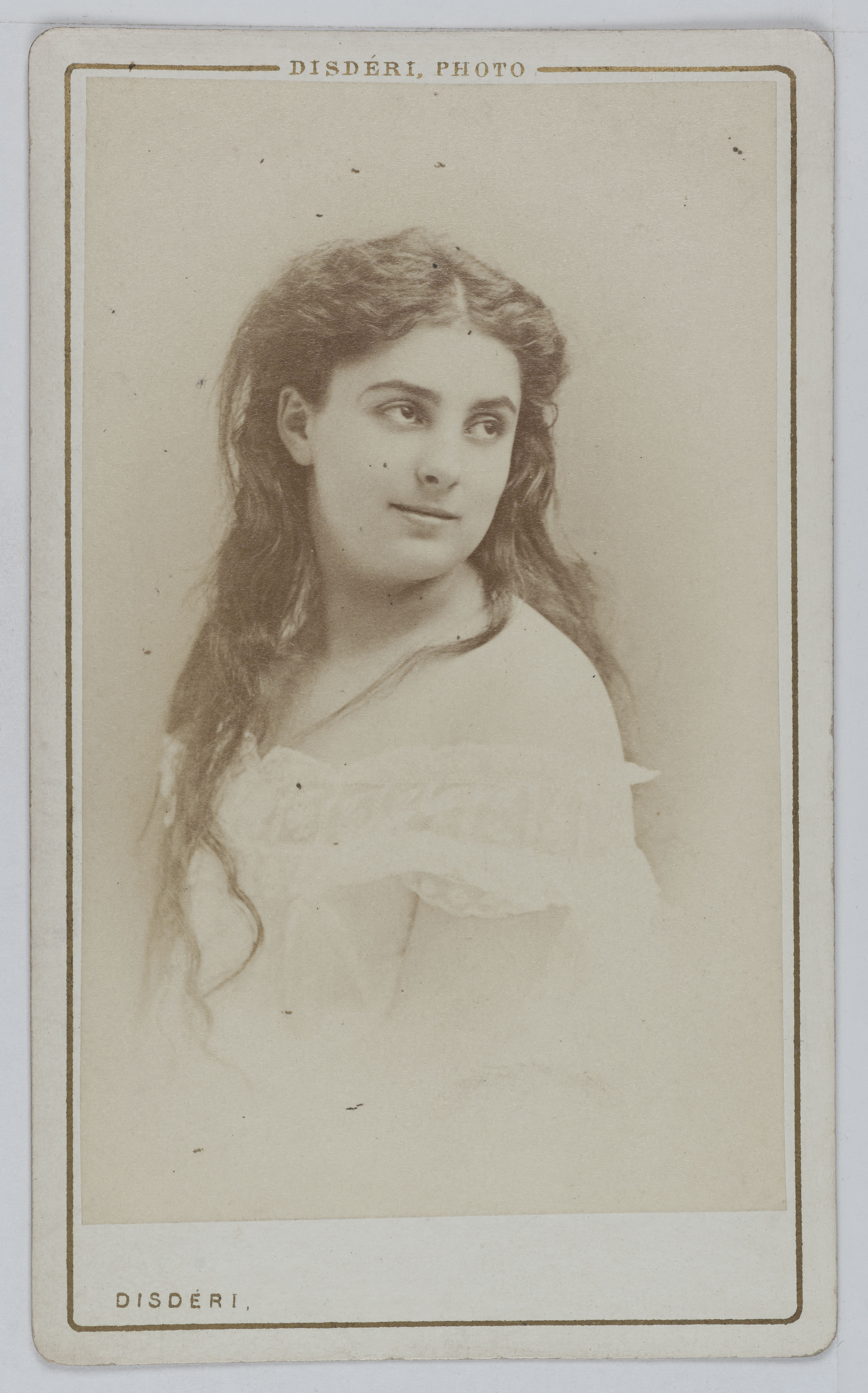 André-Adolphe-Eugène Disdéri, Portrait d'Augustine-Alexandrine Toulet (1849-1931), dite Alice Regnault, actrice de théâtre entre 1869 et 1880.