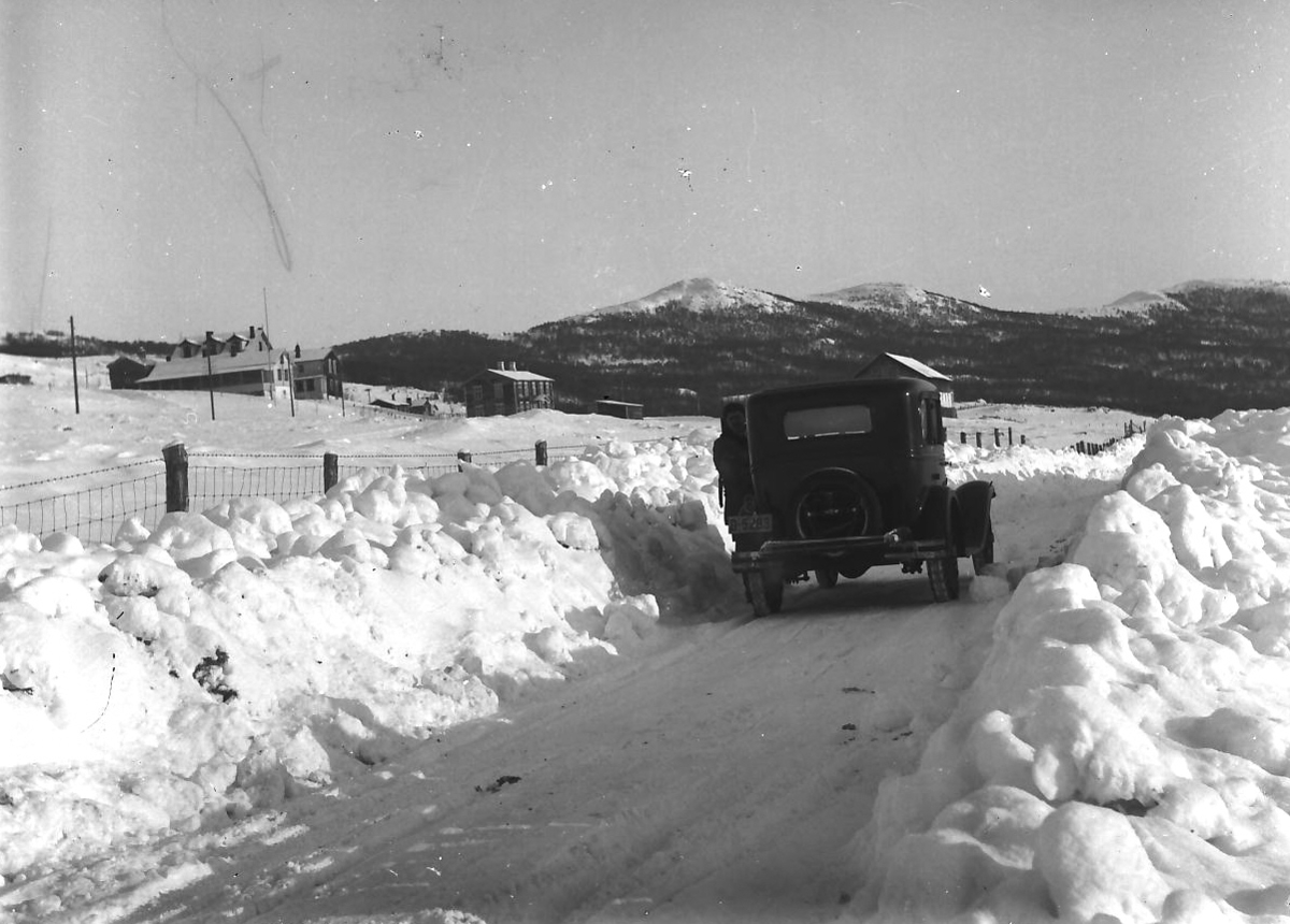 Per K. Lien, Veien Folldal - Hjerkinn, bil og dårlig brøytet vei, før 1935.