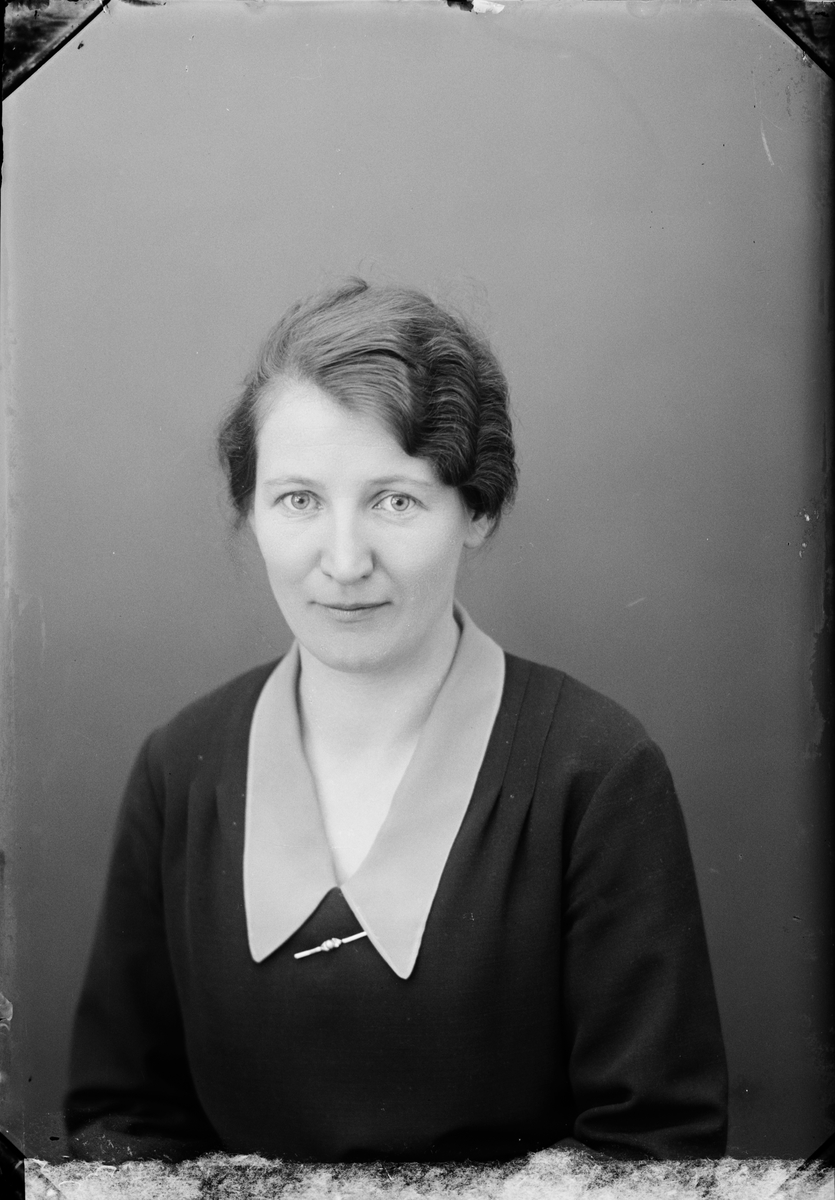 Skötsner-Edhlund, Ateljéporträtt - Mary Eriksson från Östhammar, Uppland