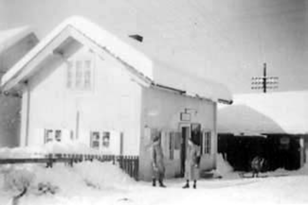 Anno Domkirkeodden, EKSTERIØR: SÆTERSBAKKEN KOLONIAL, FOSSSEKRETSEN, VINTER, GRUPPE. 2 FORAN: REIDUN BERG, SIGRID OLSEN, VALLSET