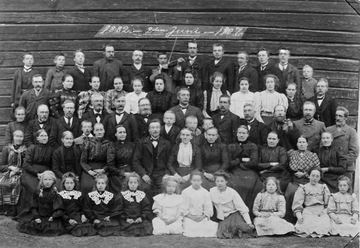 Henrik Augustinsson Stinessen, Ola Eriksson fra Nordigarden fridde til gardjenta på Skomakermoen og fikk ja. I 1907 ffeiret de sølvbryllup med slekt, venner og naboer. Vesle-Erik spilte til dans.