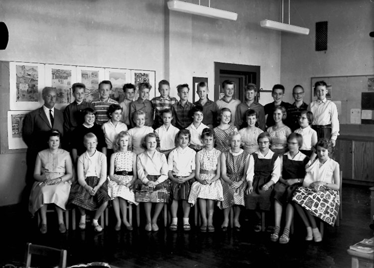 Sven Lindskog, Classroom interior, 31 schoolchildren with teachers.