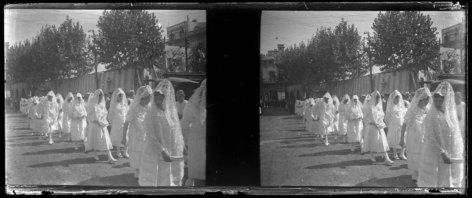 Desconegut, [Festa religiosa a la plaça Major de Sarrià]