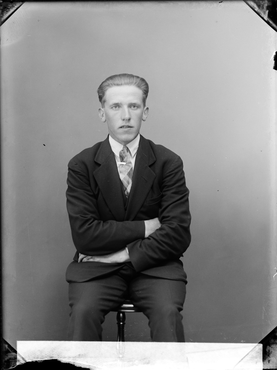 Skötsner-Edhlund, Ateljéporträtt - Ossian Mattsson från Duderö, Börstil socken, Uppland 1929