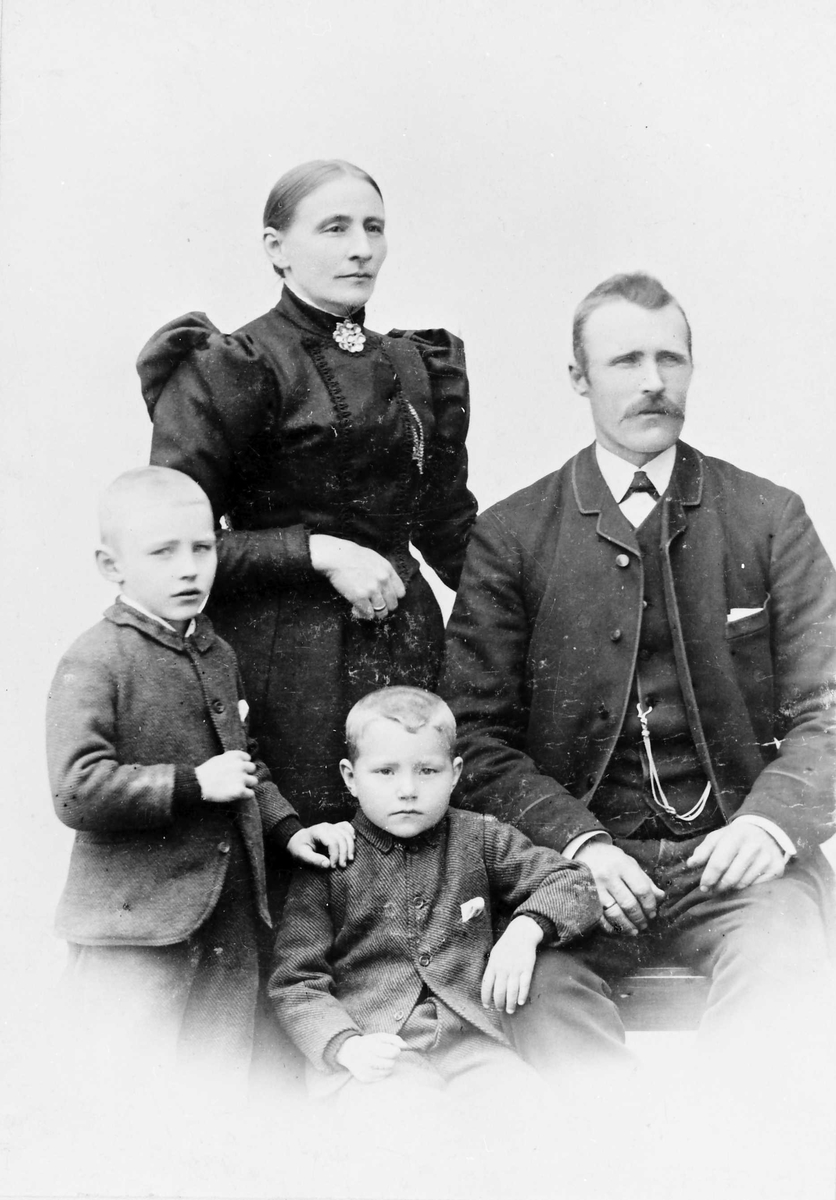 Rachel Haarseth, Gruppebilde, personer, klær.