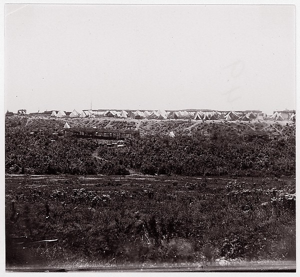 Unknown, [Unidentified Union Army Encampment on a Bluff]