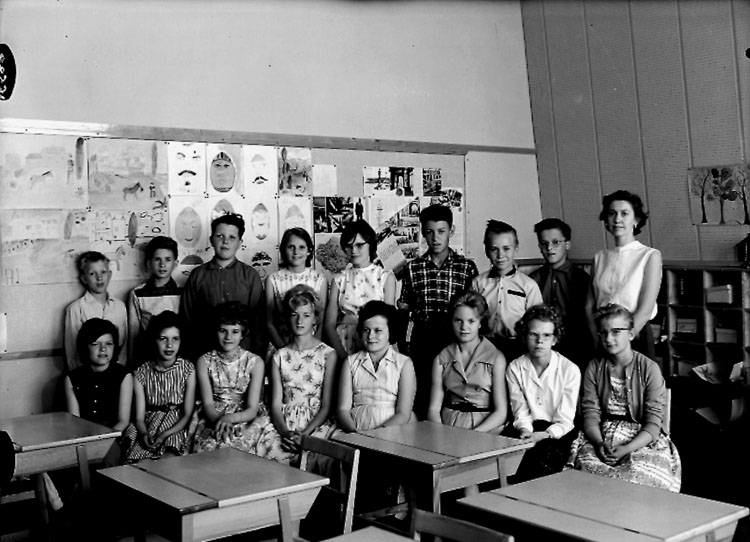 Sven Lindskog, Classroom interior, 16 schoolchildren with teachers.