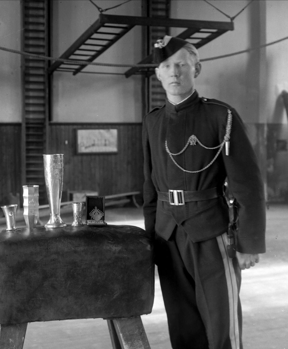 Gustav Borgen, Gardist i uniform med snor og fløyte, sølvpokaler.