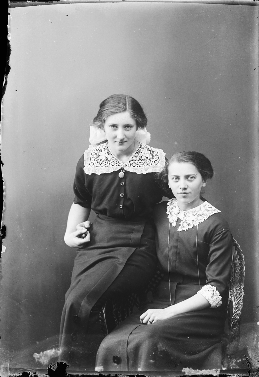 Skötsner-Edhlund, Ateljéporträtt - Sara Edhlund tillsammans med en kvinna, Östhammar, Uppland