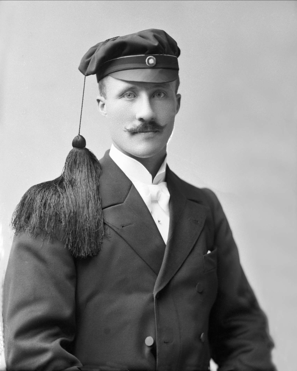 Gustav Borgen, Portrett, mann med studentlue. John Scheie.
