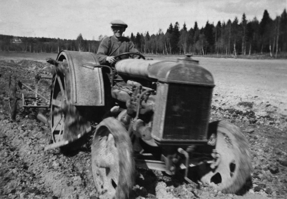 Anno Domkirkeodden, Johannes Hemma på jerntraktor, Ånnerud øvre, Veldre, Ringsaker.