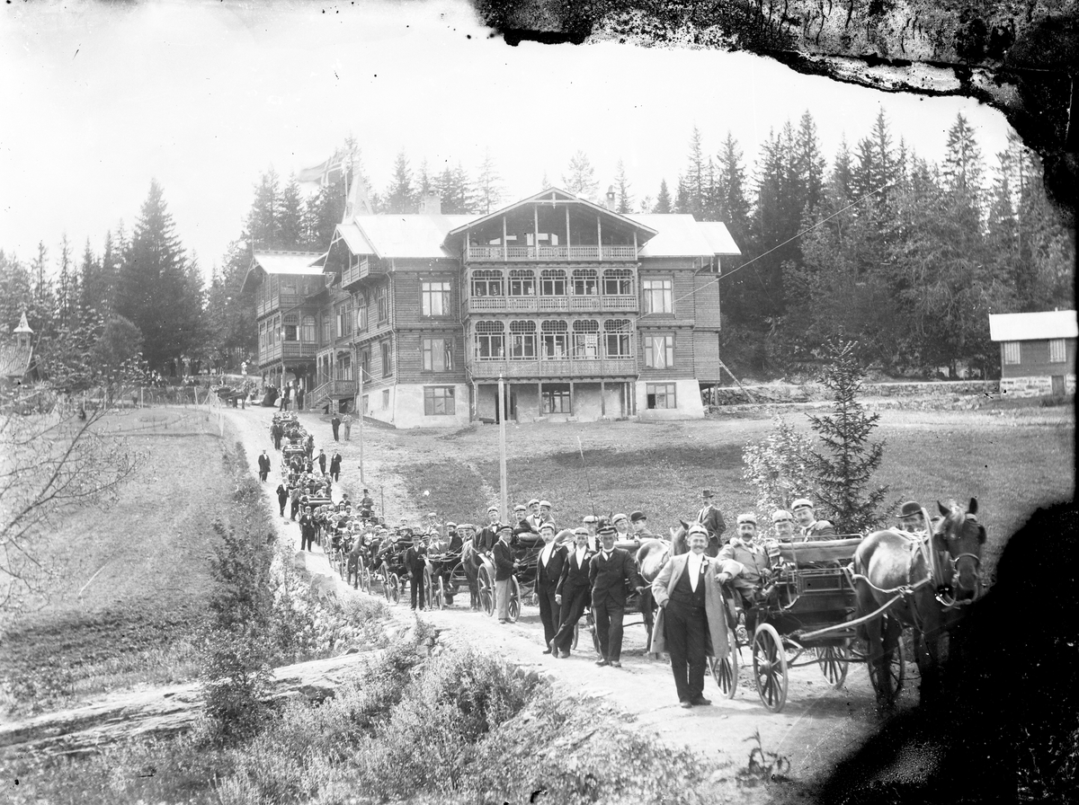 Marthinius Skøien, Opptog med hestekjøretøyer på vei foran Konnerudkollen Turisthotell og Sanatorium.