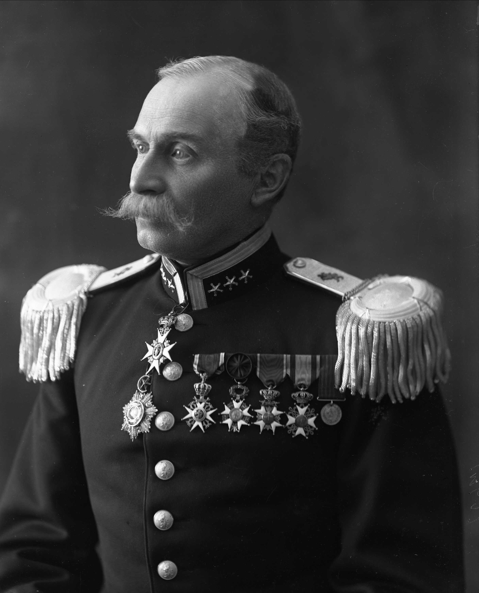 Gustav Borgen, Portrett, Morgenstierne i uniform som oberst ved infanteriet som reglementert fra 1910.