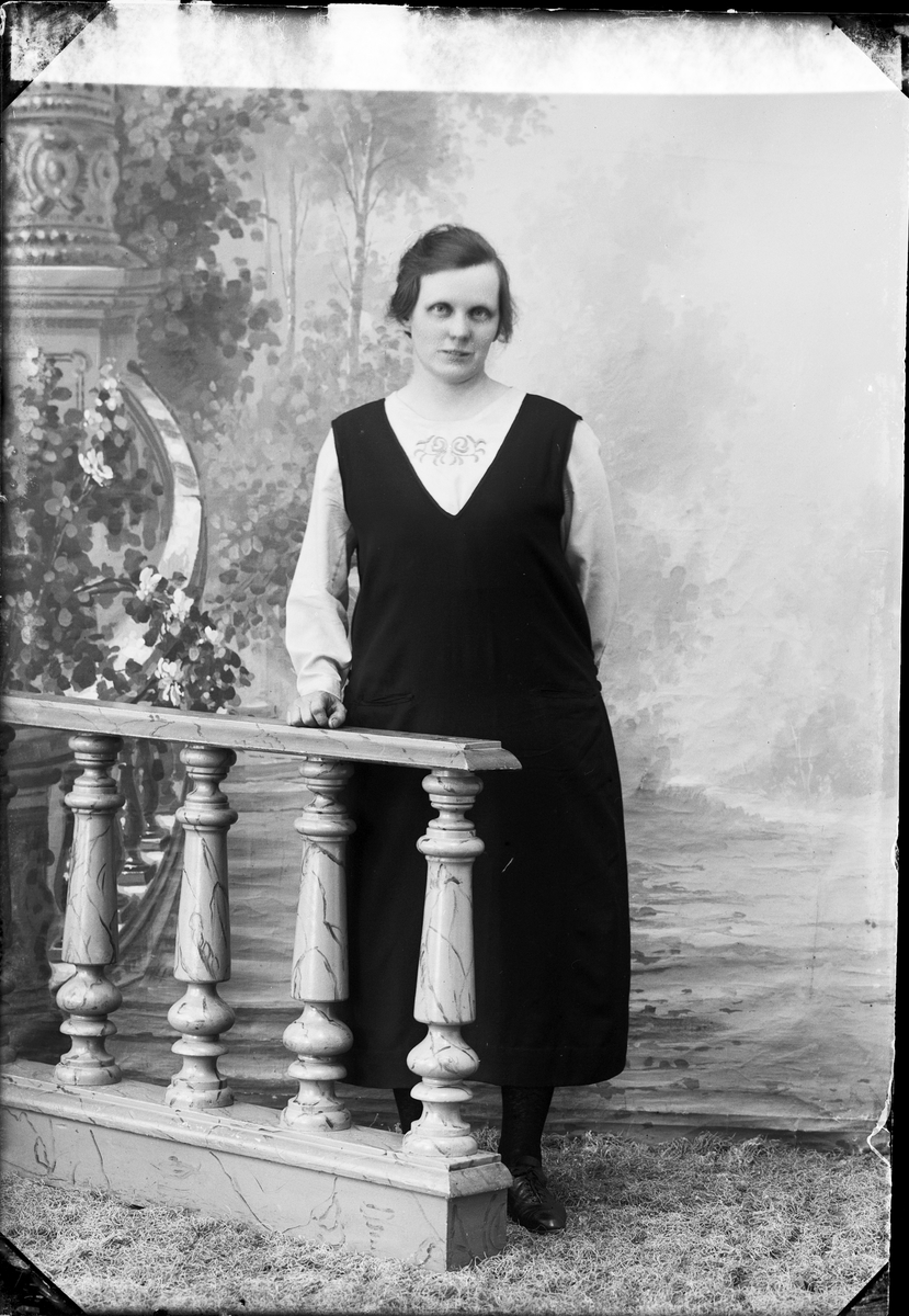 Skötsner-Edhlund, Ateljé Portrait - Elsa Lundin from Gillinge, Ekeby parish, Uppland 1926