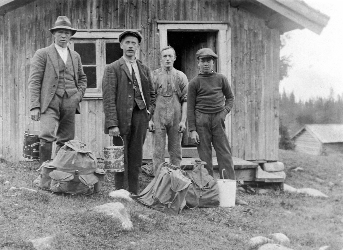 Anno Domkirkeodden, EKSTR: HYTTA TIL SJØLFOLKET PÅ SLAGÅSEN SETER, GR: 4 MENN FORANMULTEPLUKKING, RYGGSEKKER, SPANN, FRA H:ARILD SOLBERG M/FLERForts: Martin Myrli, skomaker Solberg, ?.
