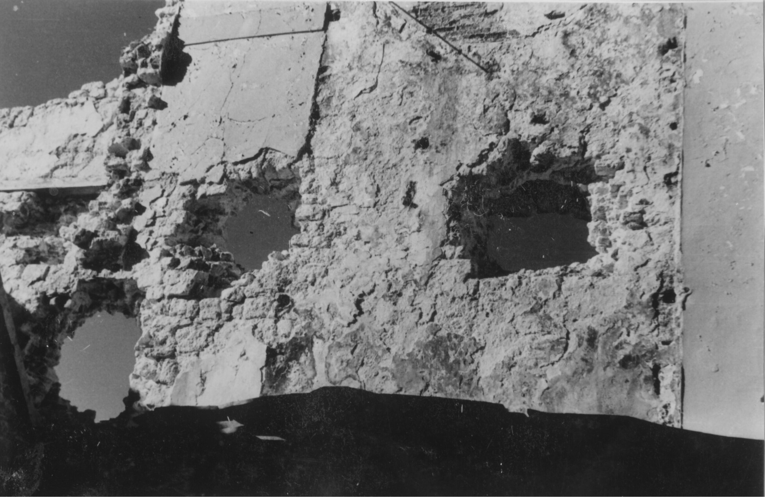 Branko Fučić, Osor, (otok Cres), crkva sv. Marije, katedrala, detalj unutrašnjosti: oštećenja od bombardiranja 1943. godine