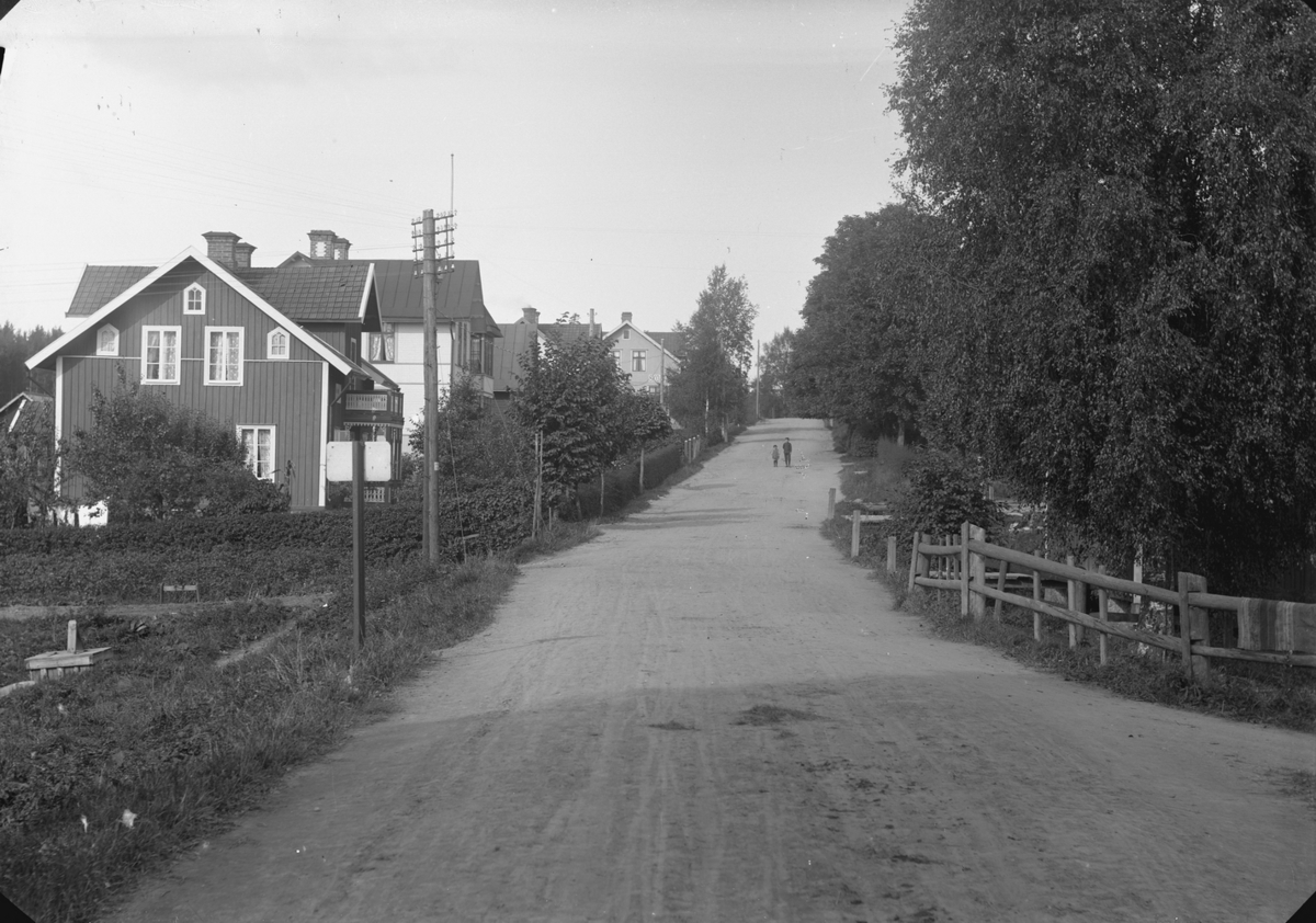 Gustaf Ferdinand Hallberg, Residential buildings and buildings, two children.