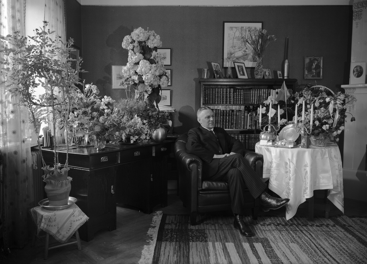 Paul Sandberg, Födelsedagsporträtt - poliskommissarie Herman Bengtsson i hemmiljö, Uppsala 1935
