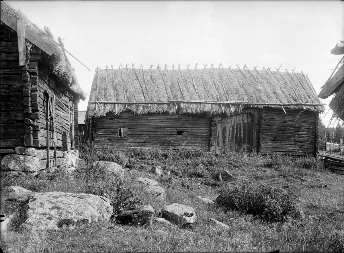 Paul Sandberg, Economy buildings with thatched roof, Kvekgården, Fröslunda parish, Uppland 1929