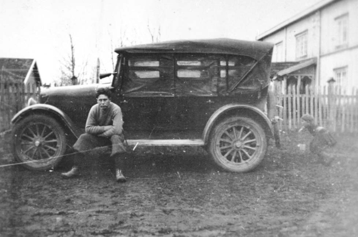 Anno Domkirkeodden, BIL MED KALERSJE, PÅ STIGBRETTET: ARNE VASAASEN, OUSTAD, AUSTAD VESTRE, , VINTER