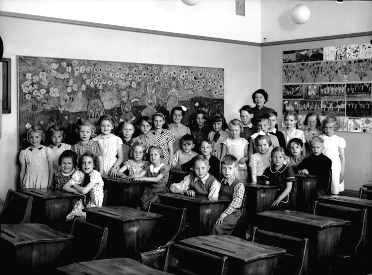 Sven Lindskog, Engelbrektsskolan, klassrumsinteriör, 29 skolbarn med lärarinna fru Elsa Linderholm. Klass 2ah, sal 7.