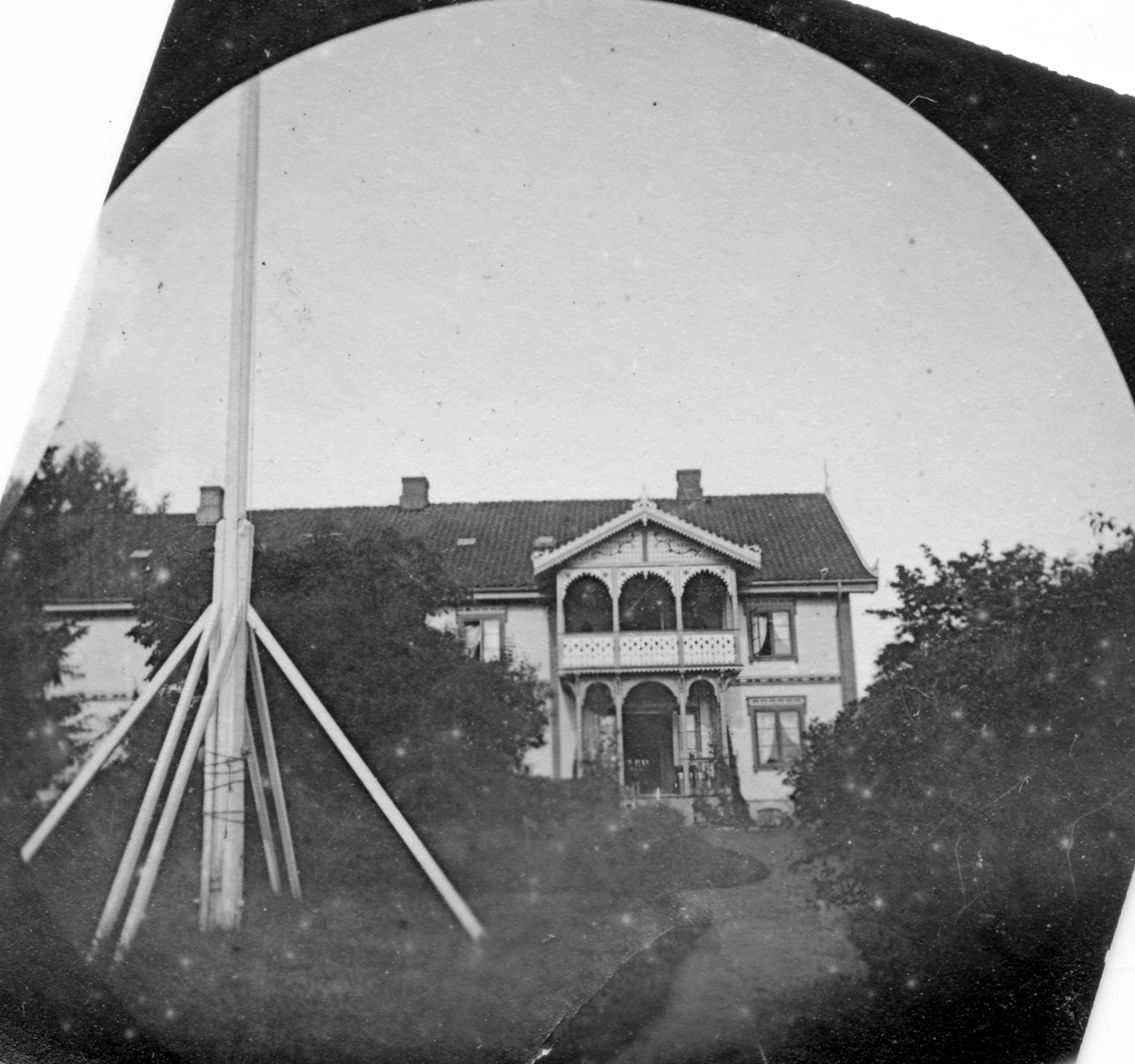 Fredrik Carl Mülertz Størmer, Hvitt våningshus med mørke kanter og utskåret veranda i hage med flaggstang, muligens på Ringerike, Buskerud.