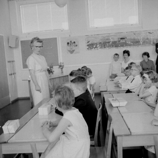 Knut Borg, Klassrumsinteriör, skolbarn med lärarinna. Sussis och Hasses examen.