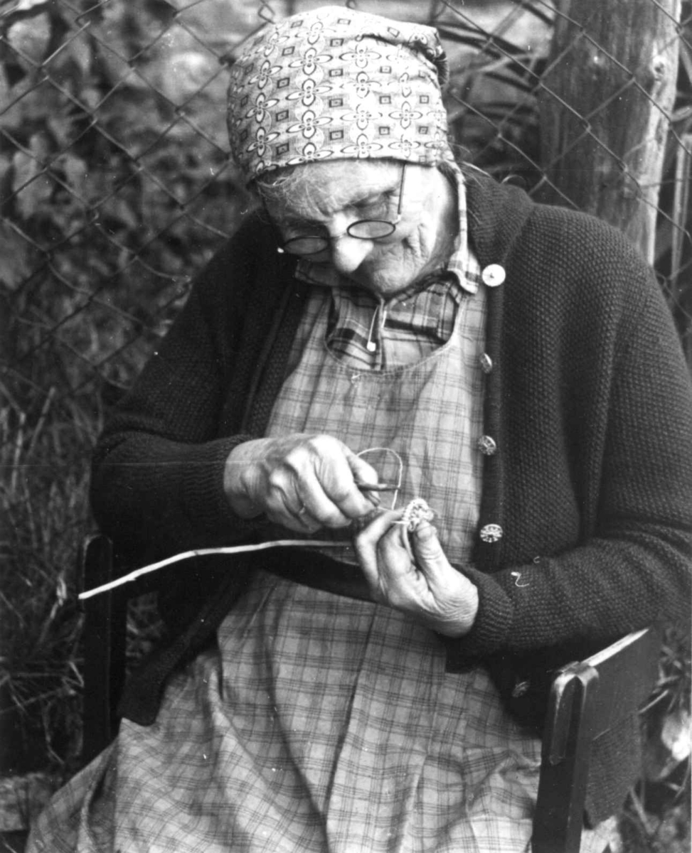 Anna Grostøl, Frøysnes, Bygland, Setesdal, Aust-Agder 1941. Fru Gyro lager tegerarbeid.
