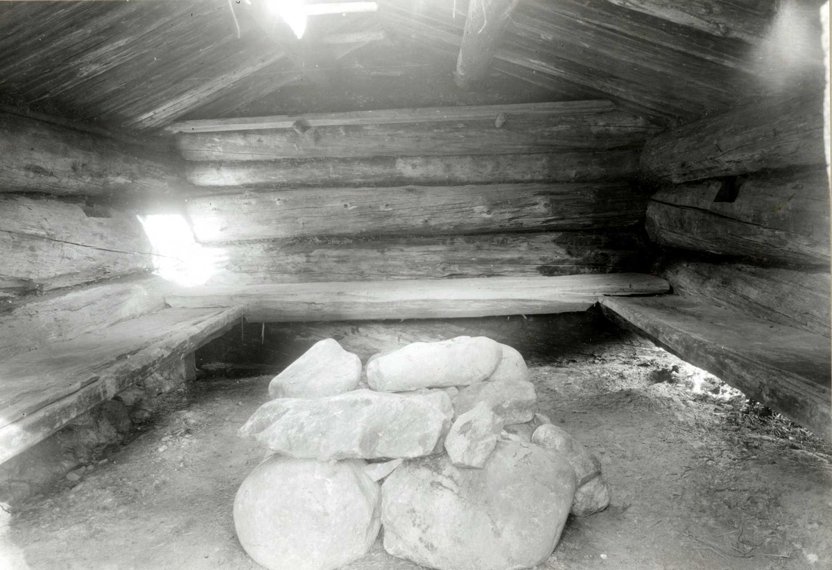 Gisle Midttun, Slemdal, Åmot, Sør-Østerdal, Hedmark. Tømmerkoie, interiør. Nå på Glomdalsmuseet.