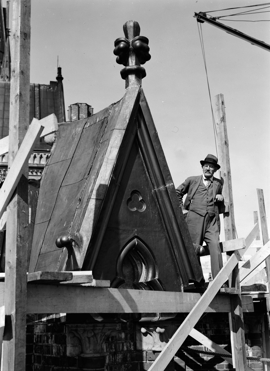 Paul Sandberg, Man lutar sig mot byggnadsställning på Uppsala domkyrkas tak 1938