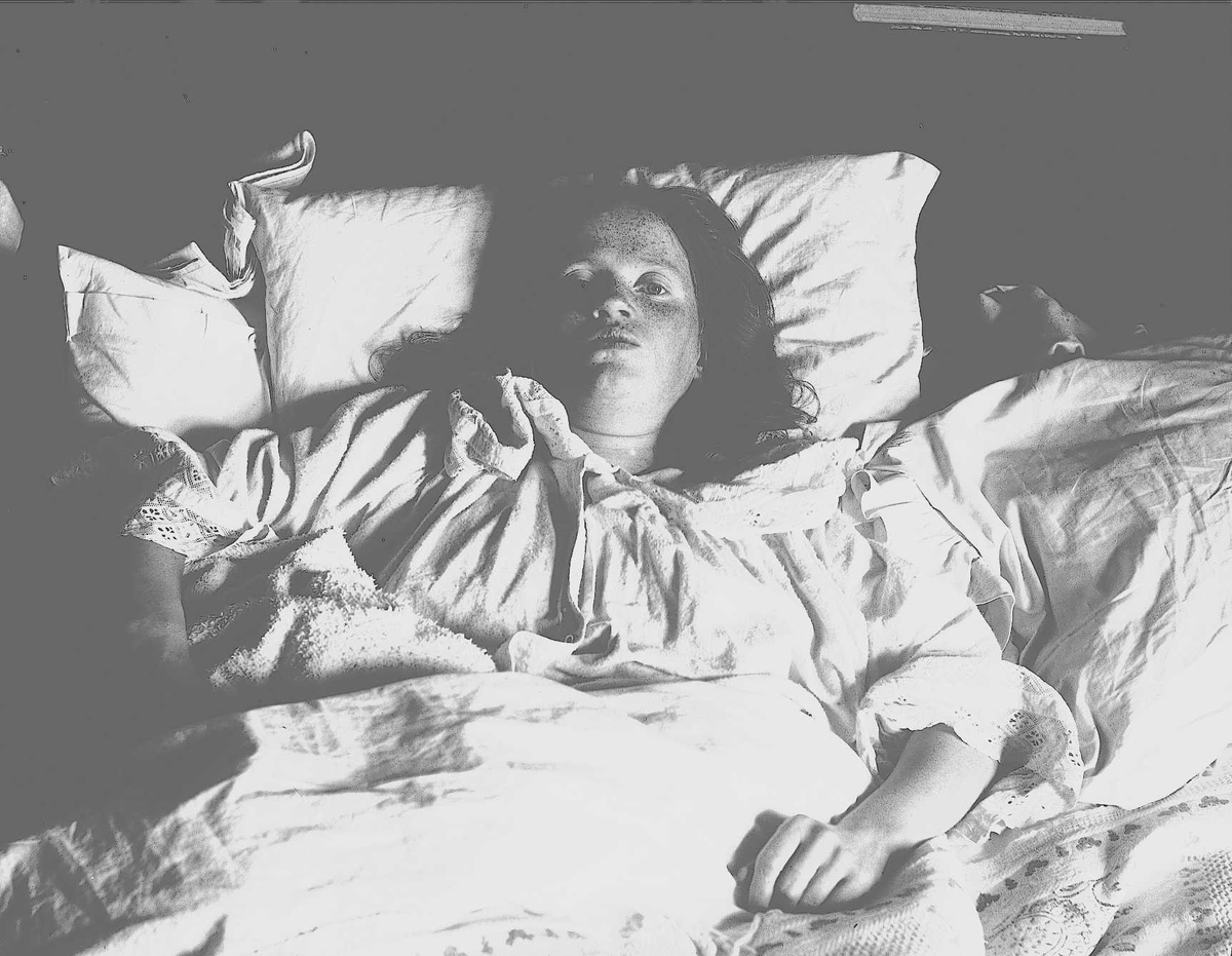 Axel Quinsgaard Wiborg, Margrethe Q. Wiborg i sengen, Digerud, Frogn, Akershus, 1907.