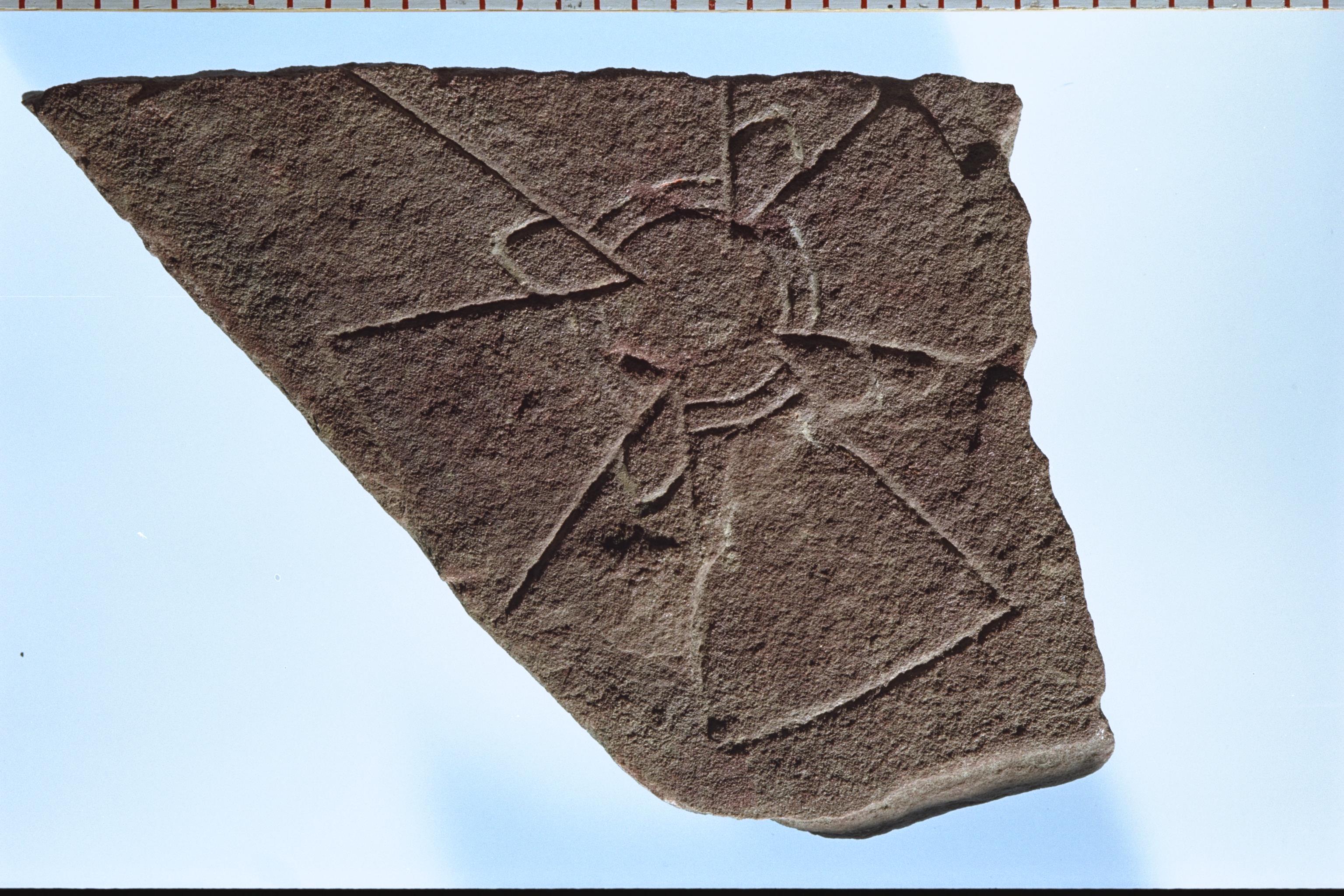Bengt A Lundberg, UNf1999 Spånga kyrka, Korsornerat stenfragment