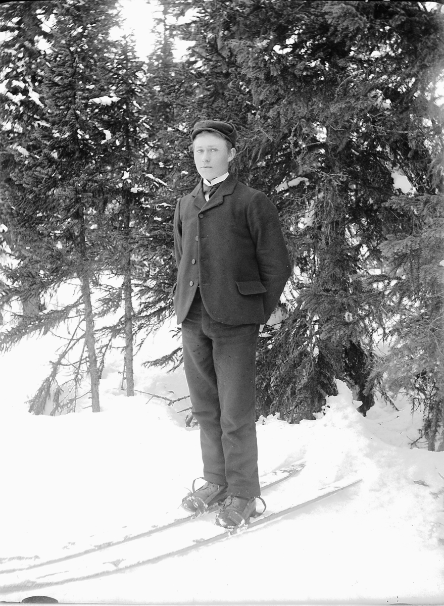 Simen Baardseth, Eksteriør, skog. Ukjent gutt på ski.