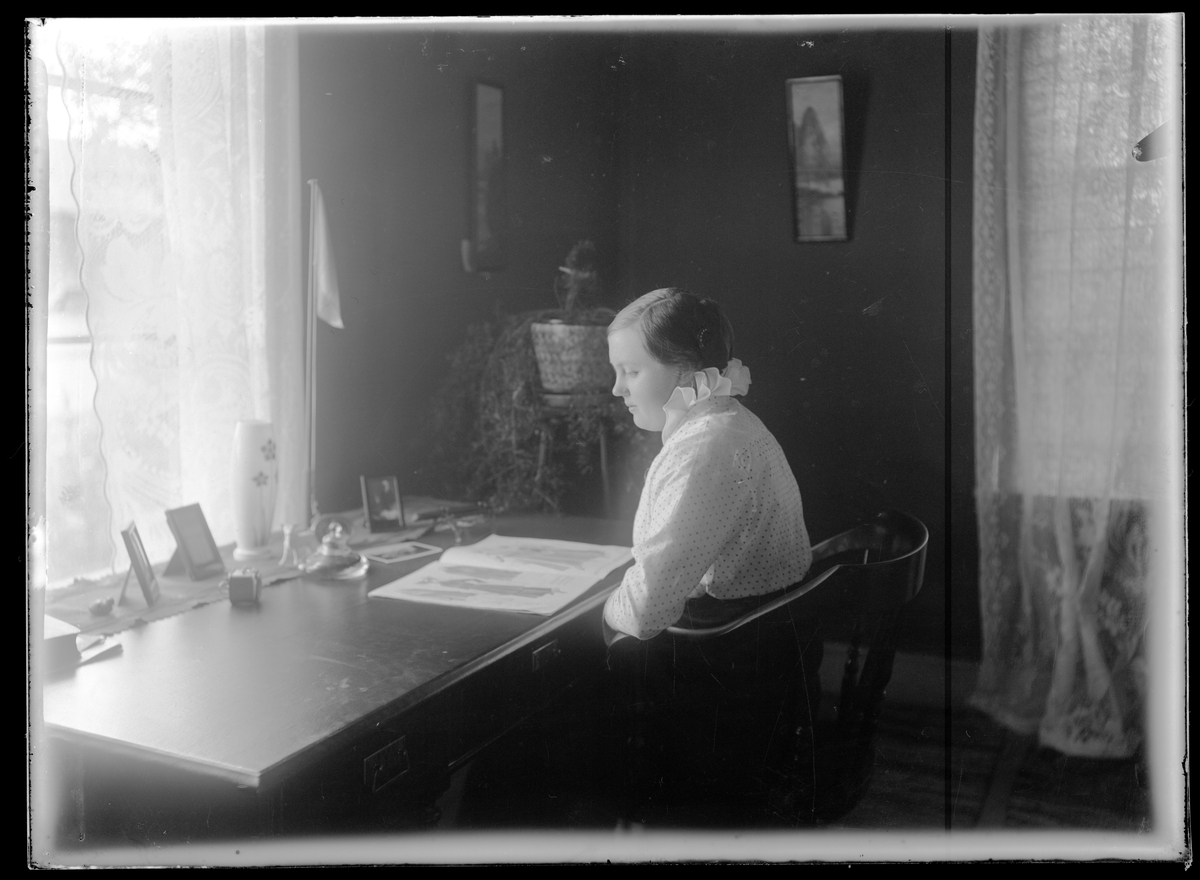 Joel Bengtsson, Fröken Bergsten vid skrivbord