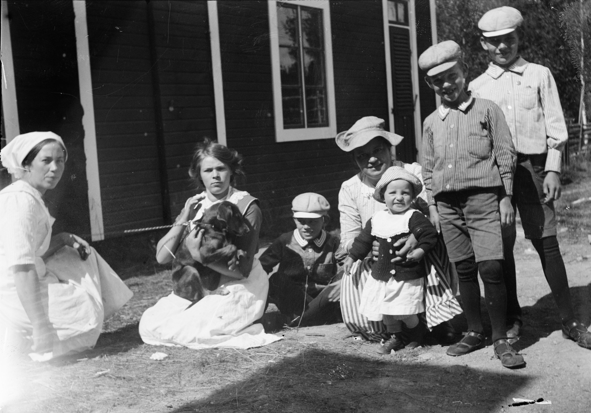 Okänd,, Christiane Liljefors with the children Roland, Ingemar, Alf and Marit and two other women and dog outside residential buildings, probably in Sweden, around 1914
