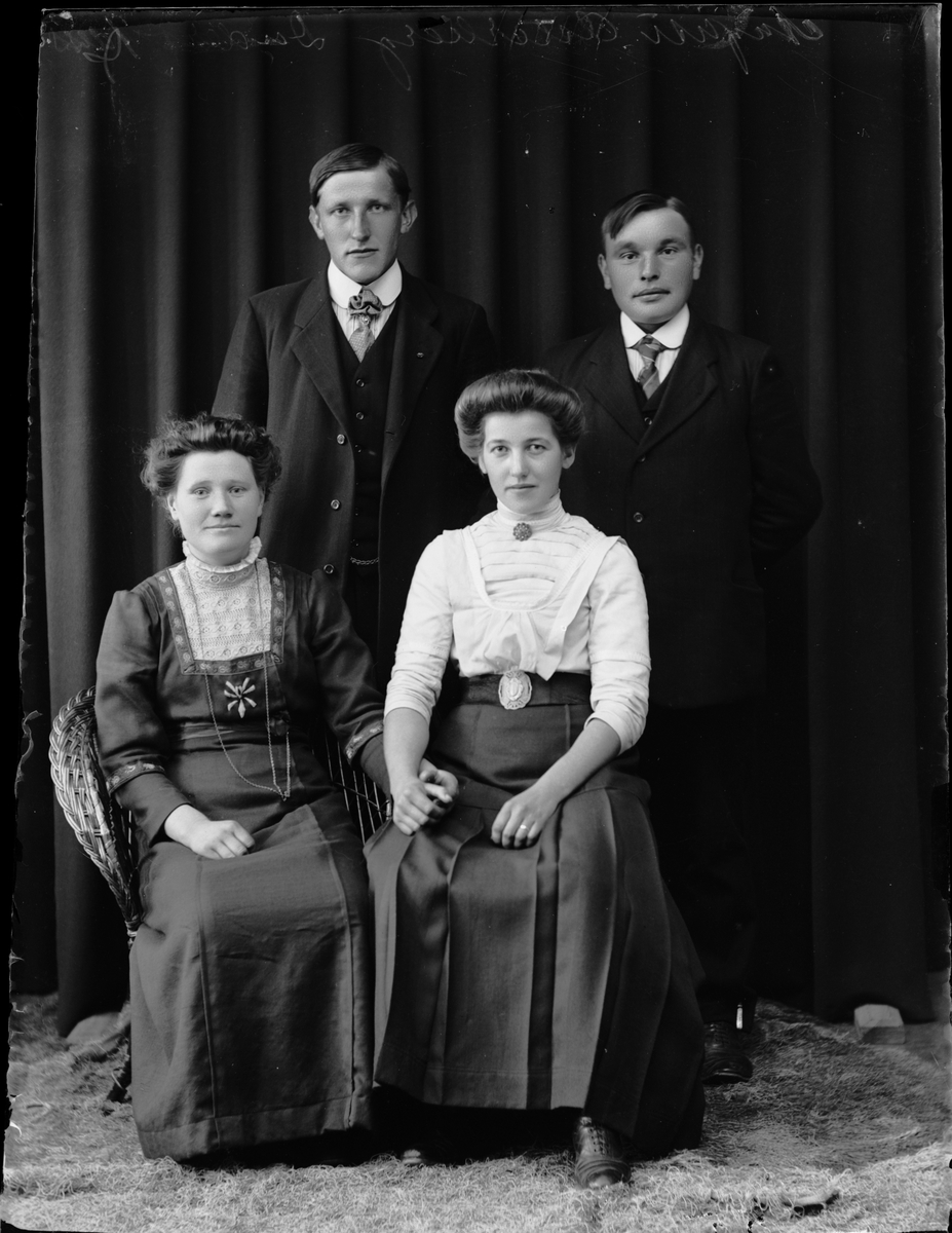 Skötsner-Edhlund, Ateljéporträtt - två kvinnor och två män från Börstil, Uppland