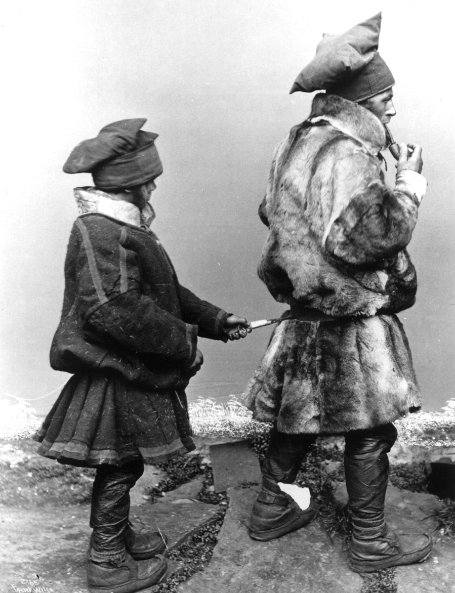 Anders Beer Wilse, En gutt og en mann kledd i drakter fra Kautokeino, henholdsvis sommerdrakt og vinterdrakt (pesk).