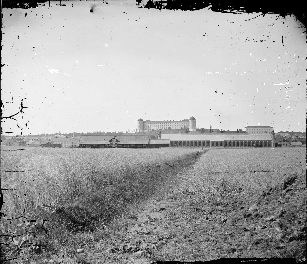 Henri Osti's Fotografiateliér, Uppsala centralstation med godsmagasinet och banvallen från öster, Uppsala efter 1866