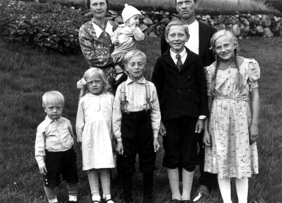 Anna Grostøl, Portrett av Sigmund Rudlendes sønn med familie. Eiken 1941.