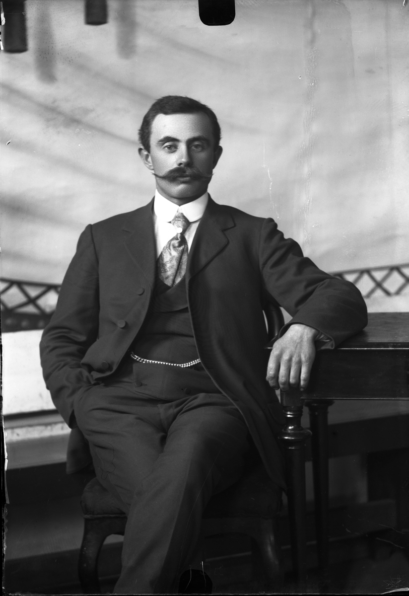 Oscar Holte, Portrett av mann