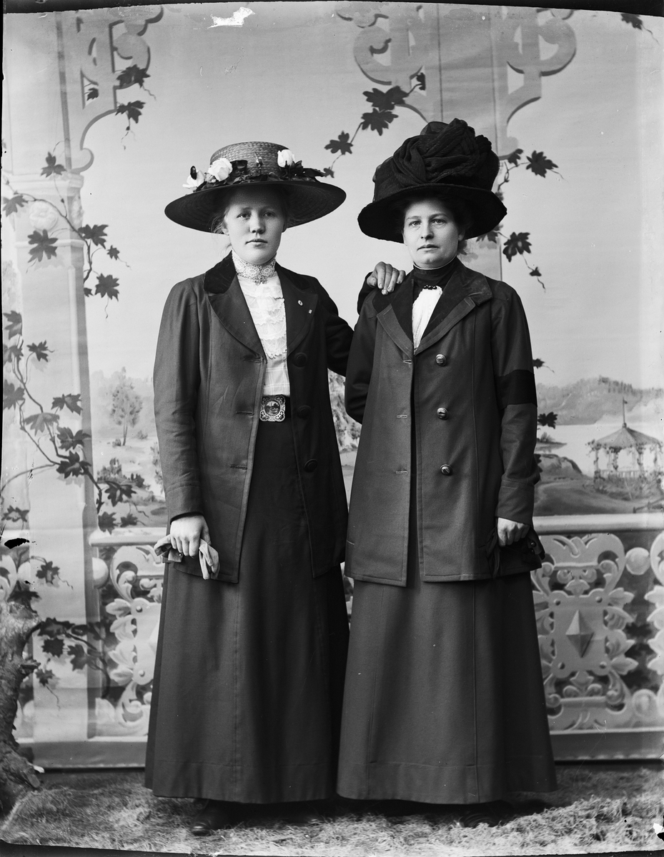Skötsner-Edhlund, Ateljéporträtt - Ruth Skötsner och en kvinna klädda i ytterkläder, Östhammar Uppland