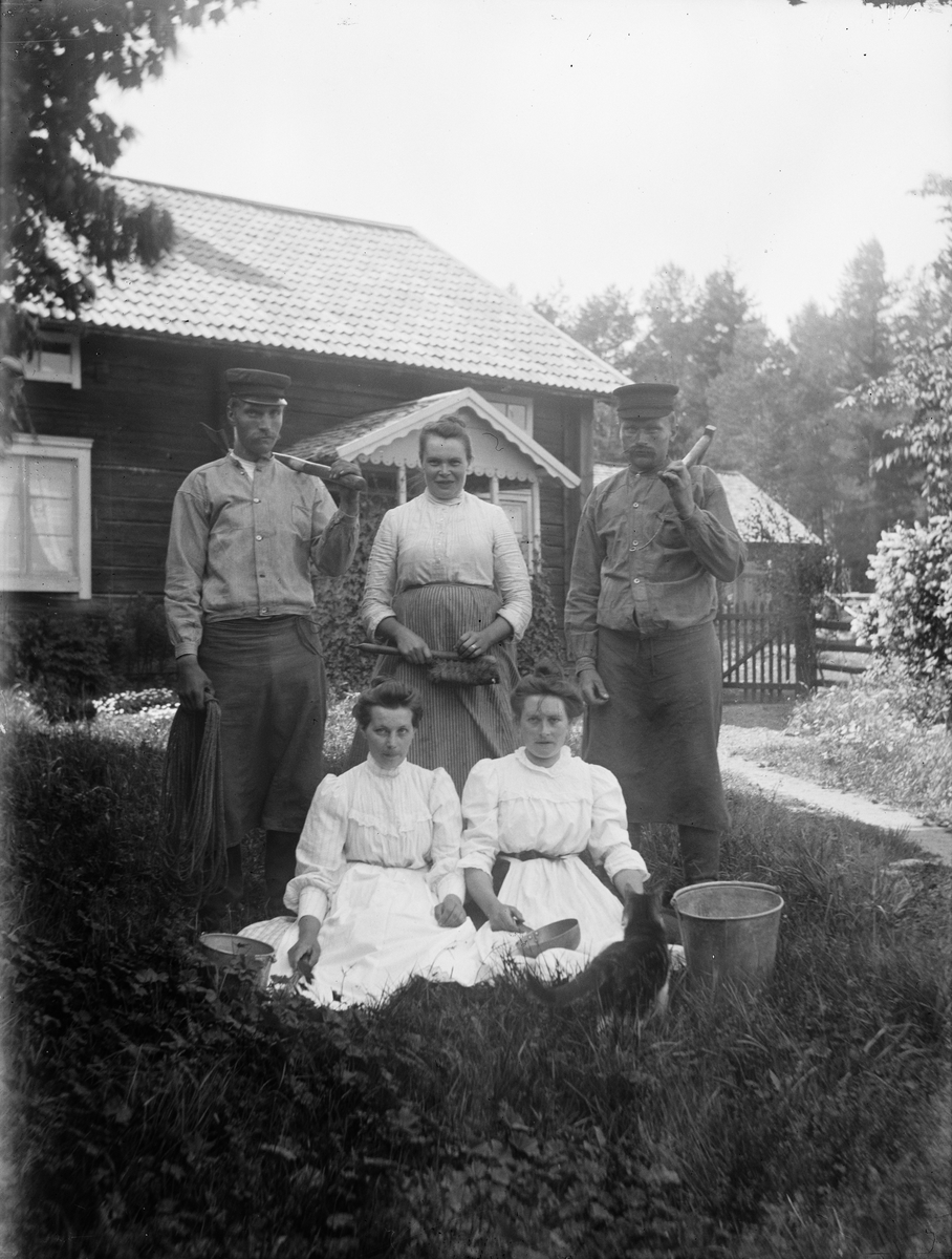 Josef Ärnström, Josef Ärnströms bror och svägerska, Albert och Maja Ärnström, samt Emil med flera, Sonbo, Films socken, Uppland 1909