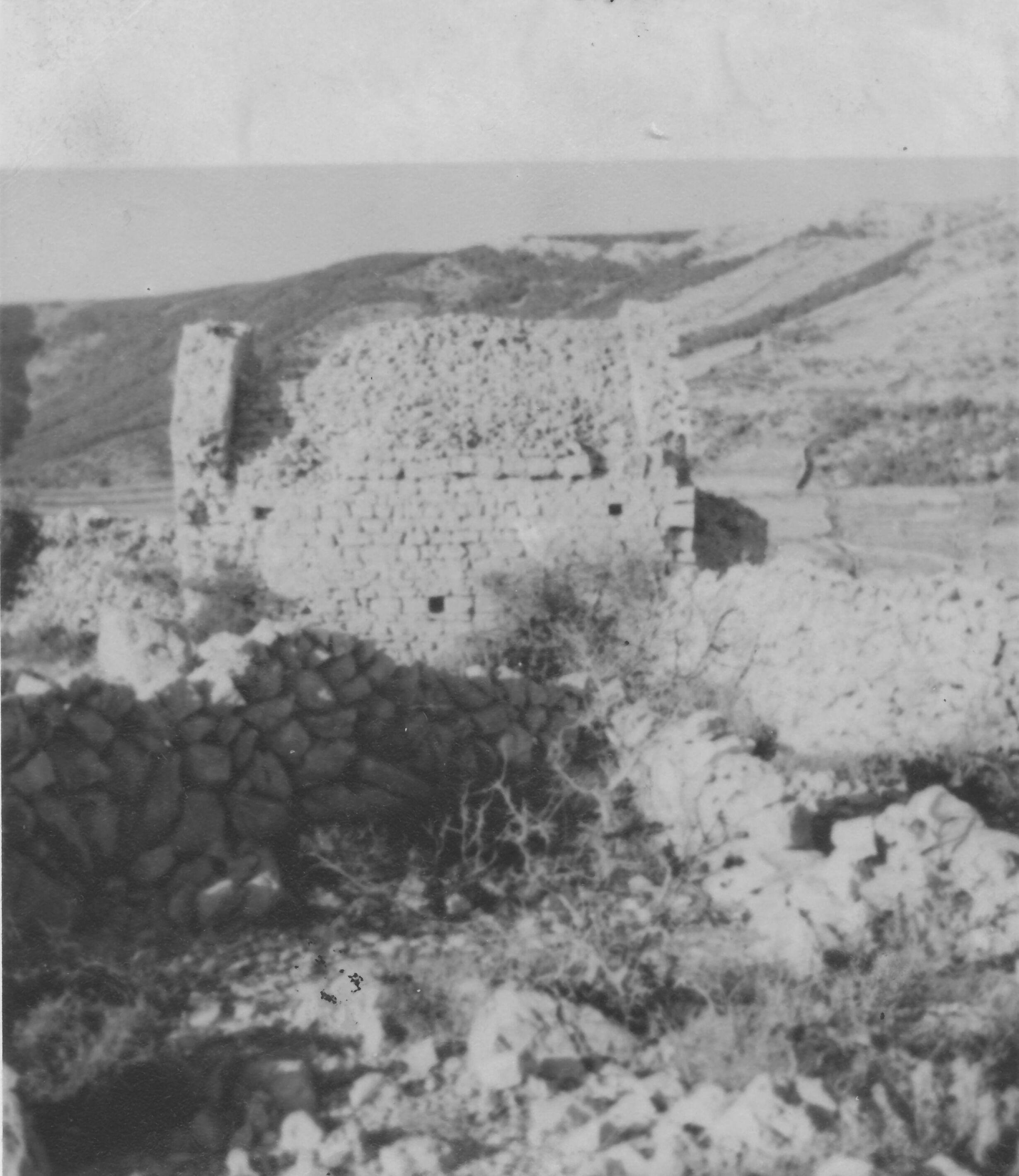 Branko Fučić, Martinšćica (otok Cres), ostaci crkvice u krajoliku