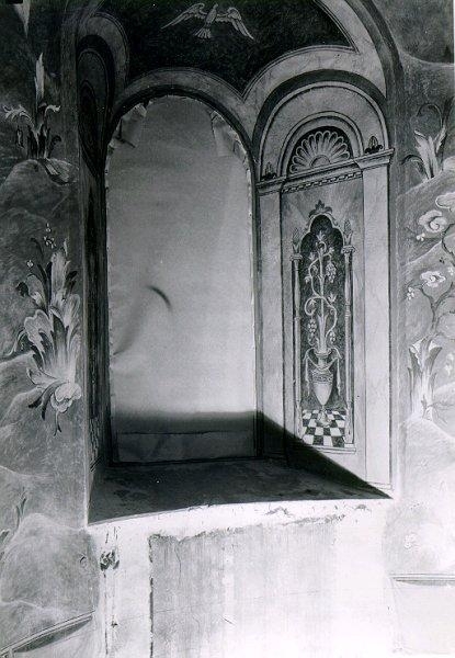 Unknown artist, S:t Olofs kyrka. Restaureringen 1958-1961. Koret. Absidens östra fönster med Filip Månssons väggdekor.
