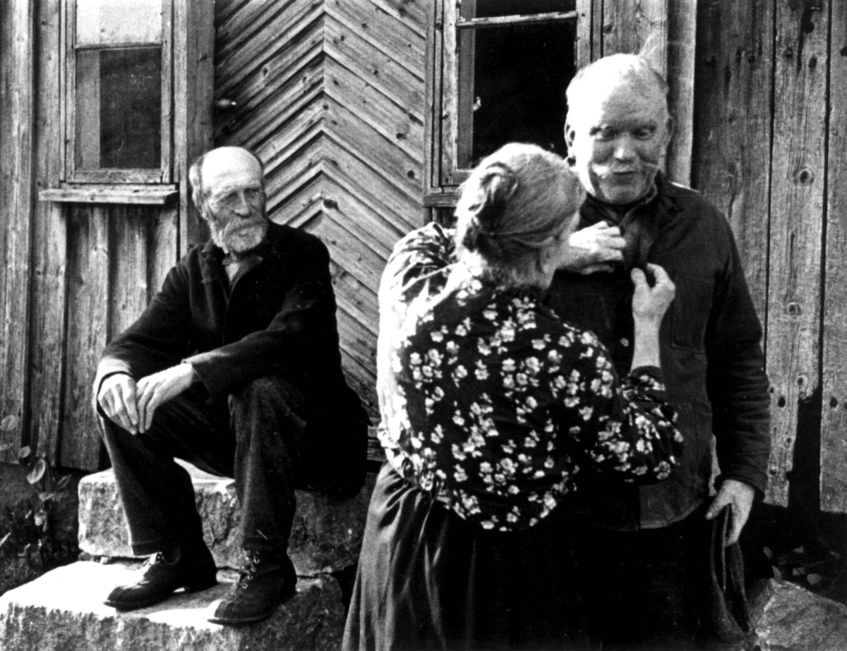 Anna Grostøl, Ola H. og Gunvor Røinebo og Tobias Kvinlog ved inngangspartiet til et hus. Fjotland, Kvinesdal 1941.