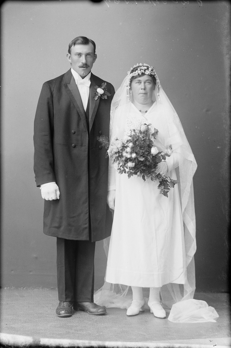 Skötsner-Edhlund, The Bridal Couple Eriksson from Ellan, Singö socken, Uppland 1924